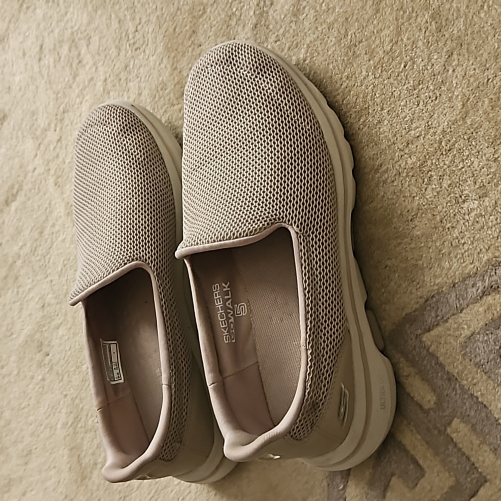 Sketchers go walk 7.5